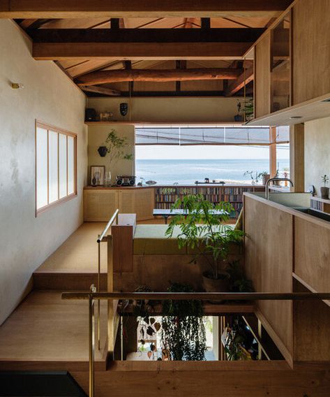 house in hayashisaki matsue beach evokes tropical design in japan Genius Loci, Ancient Japanese Architecture, Concrete Home, Public Restaurant, Wooden Buildings, Traditional Japanese Home, Hyogo, Patio Interior, Tropical Design