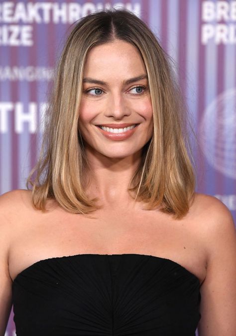 Margot Robbie's Old Money Blonde Lob Is Perfect for Spring Short Hair Margot Robbie, Margot Robbie Lob Hair, Lob Blonde Haircut, Margot Robbie Blonde, Margot Robbie Hair Color, Short Blonde Hair Root Smudge, Blonde Bob Thick Hair, Blond Lob Haircut, Hair Short Cut