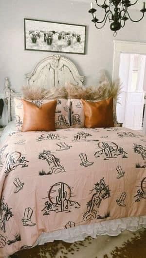 Southern Bedding Sets, Western Duvet Covers, Pink Aztec Bedroom, Punchy Bed, Glam Western Bedroom, Western Bed Spreads, Modern Cowgirl Bedroom, Western Teen Girl Bedroom, Teen Cowgirl Bedroom