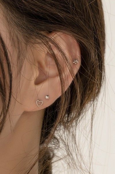 pretty earings aesthetic jewelry simple cute earings Minimalistic Ear Piercings, Anting Korean Style, Ear Piercings Korean, Korean Piercings, Korean Ear Piercing, Minimal Ear Piercings, Ear Piercings Women, Minimal Piercings, Two Ear Piercings