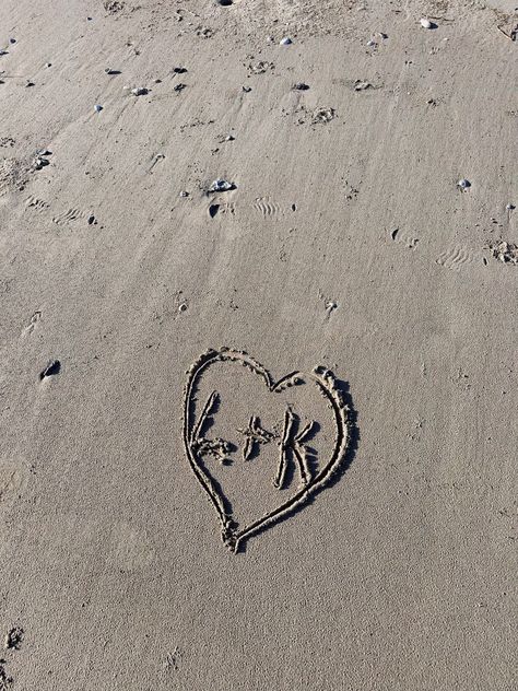 Beach couple photo ideas Beach Couple Photo Ideas, Holiday Selfies, Beach Shooting, Anniversary Pics, Beach Anniversary, Couple Photo Ideas, Couple Beach Pictures, Beach Selfie, Beach Couple