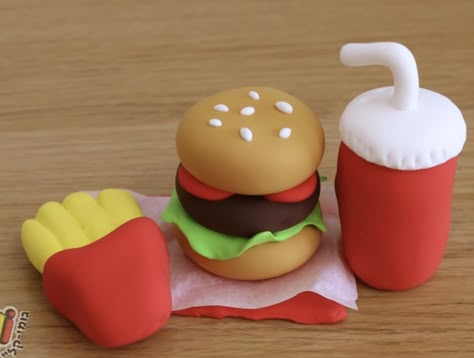 Air Dry Clay Burger, Clay Food Easy, Clay Hamburger, Clay Burger, How To Make Burgers, Play Dough Ideas, Food Erasers, Play Dough Crafts, Playdough Ideas