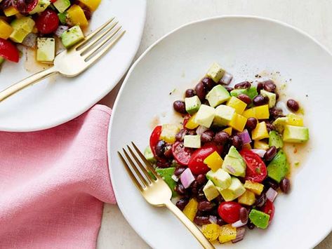 Guacamole Salad recipe from Ina Garten via Food Network Guacamole Salad, Grill Dessert, Best Salad, Resep Salad, Ina Garten Recipes, Summer Appetizer, Eat Salad, Giada De Laurentiis, Dinner Salads