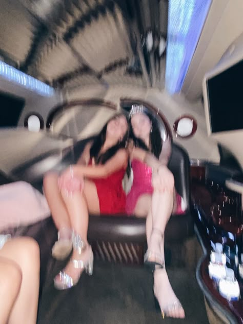 Limo Sweet 16, Limo Pictures Photo Ideas, Limo Aesthetic Party, Limo Photoshoot Ideas, Party Bus Photoshoot, Prom Limo Pictures, Sweet 16 Birthday Pictures, Limo Aesthetics, Limo Photoshoot