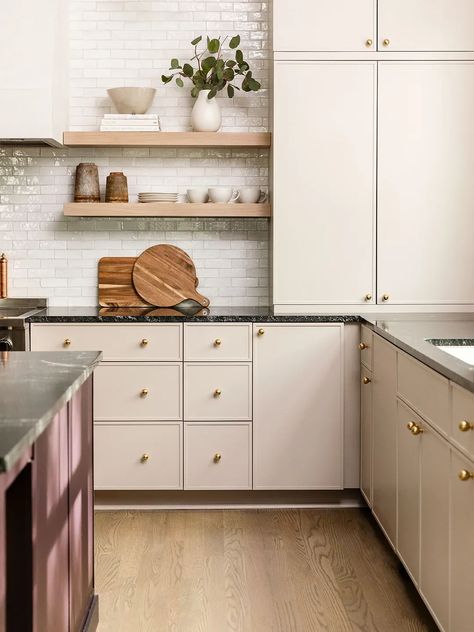 Kitchen with light pink cabinetry Slim Shaker Cabinet, Modern Kitchen Trends, Vintage Pantry, Builder Grade Kitchen, Slim Shaker, Shaker Kitchen Cabinets, Shaker Style Kitchens, Kitchen Transformation, Classic Kitchen