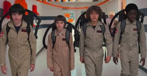 'Stranger Things': Wardrobe Secrets From Behind The Scenes Ghostbusters Song, Stranger Things Halloween Costume, Netflix Stranger Things, Stranger Things Outfit, Halloween Parejas, Stranger Things Costume, Stranger Things Halloween, Stranger Things Dustin, Stranger Things Mike