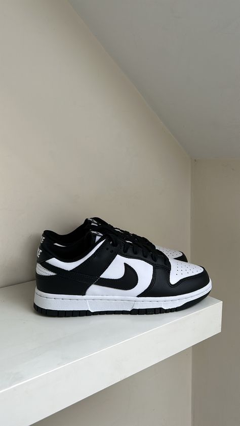 Nike Dunks Outfit, Zapatillas Nike Basketball, Panda Shoes, Panda Dunks, Dunks Outfit, Gymnastics Shoes, Pretty Sneakers, Mens Basketball Shoes, White Nike Shoes