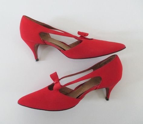 Vintage 50's 60's Holiday Red Shoes Kitten Heel Bow Accent Pumps Heels 10 N #Naturalizer #Heels Naturalizer Heels, Vintage Shoes Women, Kitten Heel Shoes, Red Pumps, White Kittens, Shoes For Sale, Holiday Red, Shoe Fits, Classic Outfits