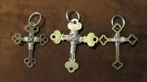 Key Diy Crafts, Old Keys Crafts Diy Upcycle, Crafts With Old Keys, Key Crafts Recycled, Key Decor Ideas, Crafts With Keys, Upcycle Keys, Old Keys Crafts Diy, Key Art Projects