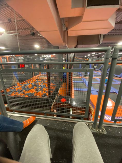 Skyzone Aesthetic, Places To Hang Out With Friends, Places To Hangout With Friends, Hangout Activities, Summer Hangout Ideas, Hanging Out Ideas, Bestie Hangout, Friends Party Ideas, Friend Hangout