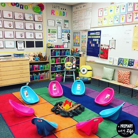 558 Likes, 17 Comments - Rachel (@archers_all_stars) on Instagram: “This makes me soooo happy!!! I want to be a student in @aprimarykindoflife classroom!!!! ❤❤This is…” Alternative Seating Classroom, Literacy Classroom, Flexible Seating Classroom, Projects Science, Kindergarten Interior, Classroom Management Plan, Alternative Seating, Daycare Decor, Teachers Classroom