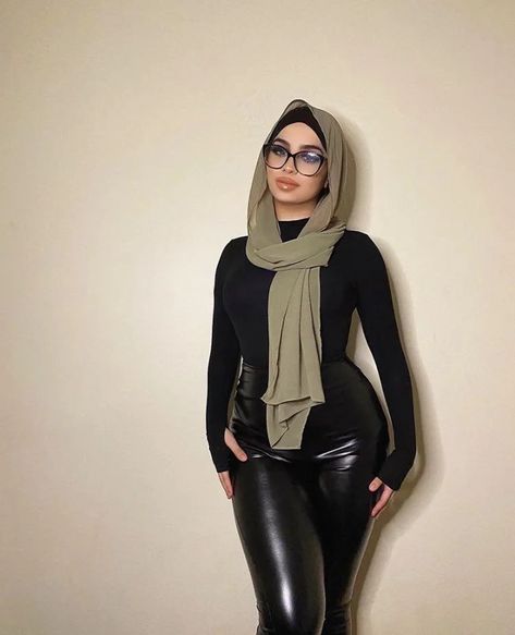 Leather Outfits Women, Beautiful Casual Dresses, Muslim Women Fashion, Muslim Women Hijab, Leather Pants Women, Beautiful Muslim Women, Arab Women, Muslim Girls, Prince Charles