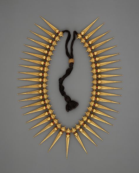 Jasmine-Bud Necklace (Malligai Arumbu Malai) | India (Tamil Nadu and Kerala) | The Metropolitan Museum of Art Bijoux Art Deco, Ancient Jewelry, Black Thread, Jewelry Design Necklace, Color Dorado, Traditional Jewelry, Gold Jewellery Design, Tamil Nadu, Ethnic Jewelry