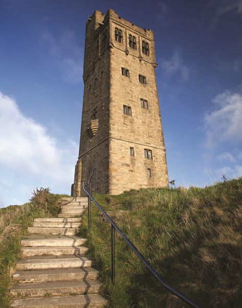 HISTORY: They loved it in 1873, as we love it now: "everyone was charmed by the extent and grandeur of the surrounding scenery and the fine view of #Huddersfield"... but what exactly is the #history of Tower Hill?  #books #yorkshire #architecture  https://www.on-magazine.co.uk/yorkshire/history/castle-hill-huddersfield/ Amber Hill, Hill Castle, Huddersfield Yorkshire, Style Examples, Uk Castles, Castles In England, Castle Tower, Castle Hill, Sense Of Place