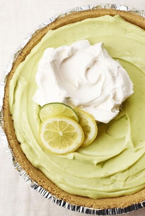 This cream pie is quick and easy to make thanks to use of a prepared graham cracker crust. Just blend the ingredients, pour, and chill! Avocado Desserts, Avocado Pie, Avocado Cheesecake, Homemade Graham Cracker Crust, Avocado Dessert, Avocado Pudding, Graham Cracker Crust Pie, Homemade Graham Crackers, Baked Avocado