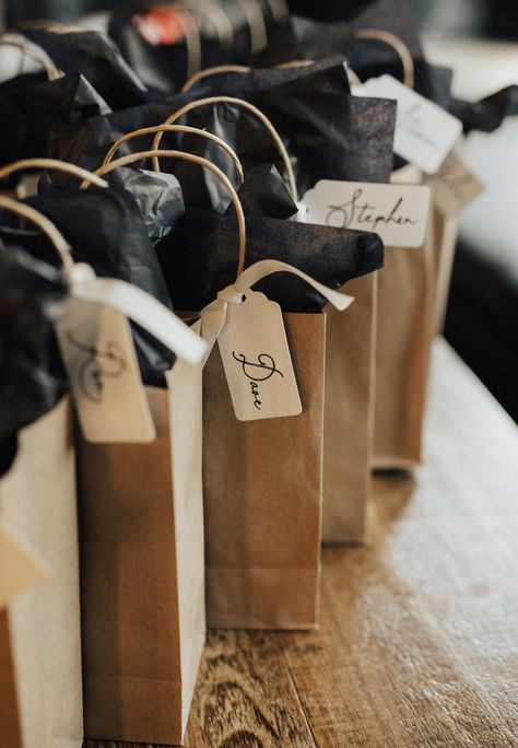 Groomsmen Gift Wrapping Ideas, Groomsmen Gift Bags Ideas, Groomsmen Bags, Groomsmen Gift Bags, Wedding Packaging, Gift Bag Ideas, Wedding Themed, Party Gift Ideas, Bridesmaid Bags