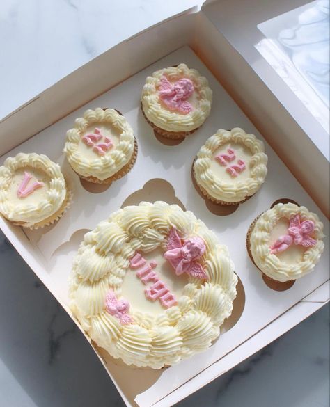 Libra Cupcakes, Bento Box Cake Aesthetic, Virgo Cupcakes, Gemini Cupcake, Zodiac Cupcakes, Aries Angel Cake, Zodiac Sign Cake Aesthetic, Zodiac Sign Cupcakes, Astrology Cupcakes