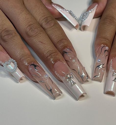 Source @nailsbymexyy Chrome Nails Designs, Edgy Nails, Easy Nails, Grunge Nails, Y2k Nails, Unique Acrylic Nails, Nail Swag, Bling Acrylic Nails, Nailed It