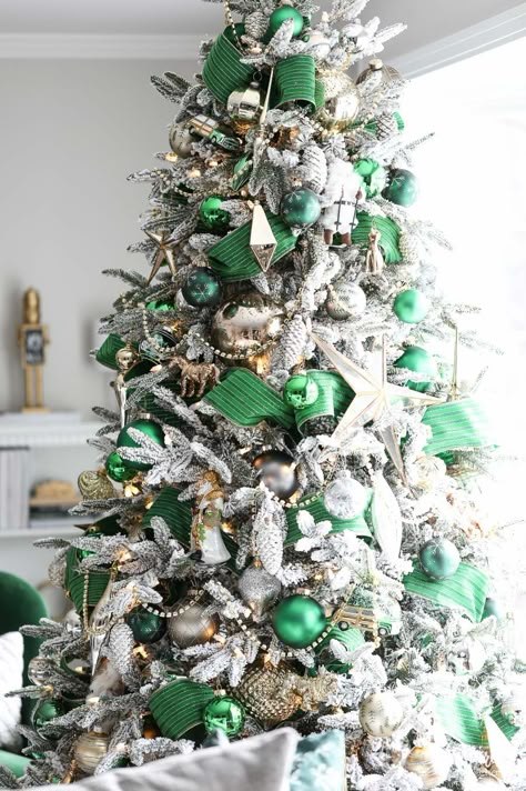 A Christmas Tree Fit for the Emerald City - Christmas Tree Decorations Green Christmas Tree Decorations, Green Christmas Decorations, Silver Christmas Decorations, Blue Christmas Decor, City Christmas, Gold Christmas Decorations, Silver Christmas Tree, Flocked Christmas Trees, Christmas Tree Inspiration