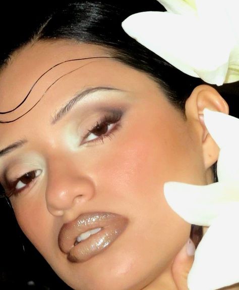 Kevin Aucoin Makeup, Kevin Aucoin Makeup Looks, Showgirl Makeup, Kevin Aucoin, Nails Aesthetics, Kevyn Aucoin Makeup, 90s Makeup, Makeup Books, Brown Skin Makeup