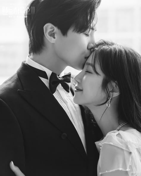 Korean Prewedding Photography, Park Eun Seok, Pre Wedding Photoshoot Theme, Prenuptial Photoshoot, Korean Wedding Photography, Wedding Photo Studio, Wedding Portrait Poses, Wedding Photoshoot Props, Pre Wedding Shoot Ideas