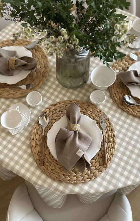 Zara Home Table Setting, Scandi Table Setting, Dining Table Setting Ideas Everyday, Round Table Settings, Decoration With Flowers, Farmhouse Mantle Decor, Summer Farmhouse Decor, Farmhouse Table Decor, Farmhouse Decor Ideas