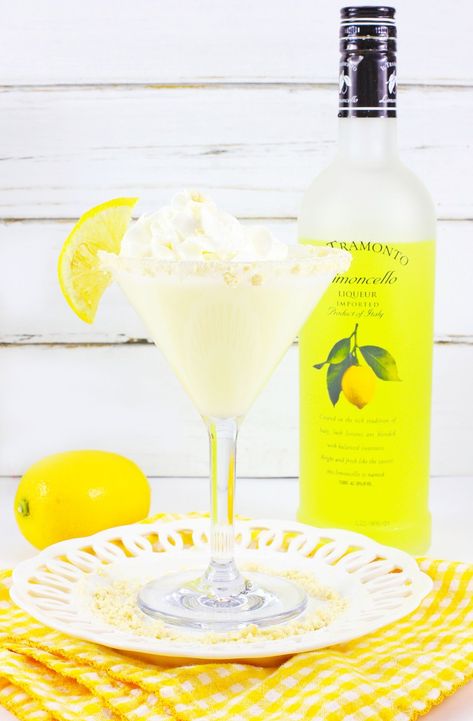 Lemon Pie Martini Lemon Pie Martini, Lemon Meringue Martini Recipe, Lemon Cake Martini, Lemon Meringue Pie Martini, Virgin Lemon Drop Martini, The Best Lemon Drop Martini, Sweet Martini, Citrus Garnish, Martini Ingredients