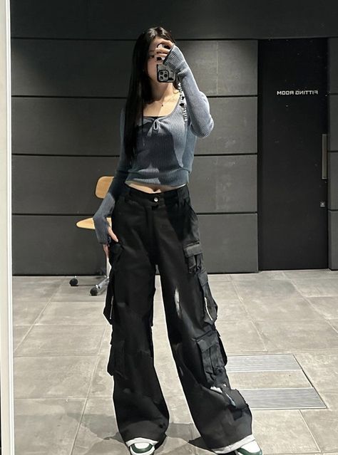 Kpop Dance Outfits, Neural Pathways, Asian Streetwear, Dance Outfits Practice, Huh Yunjin, Korean Casual Outfits, Practice Outfits, Relaxation Techniques, Black Cargo