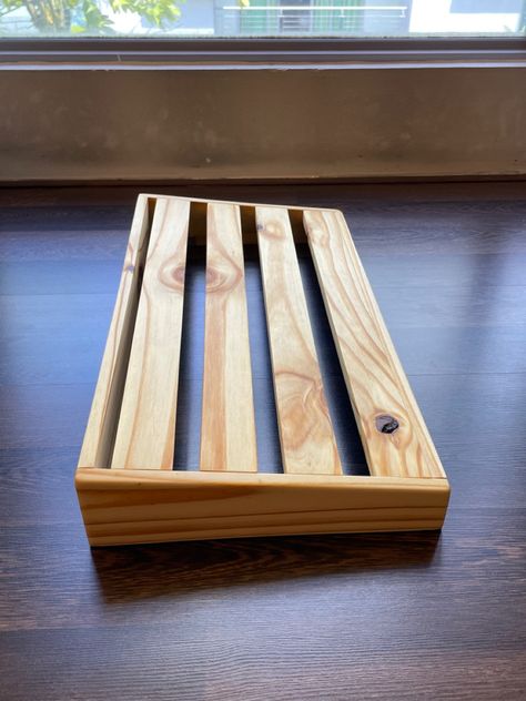 Wooden pedalboard made from pine wood with a boiled linseed oil finish It base on a pedaltrain jr 2 pedalboard #diy #pedalboard #woodworking #woodwork #guitar #guitarpedals Diy Pedalboard Design, Homemade Pedalboard, Wooden Pedalboard, Pedal Board Diy, Wood Pedalboard, Guitar Amp Stand, Pedalboard Ideas, Diy Pedalboard, Synthesizer Diy