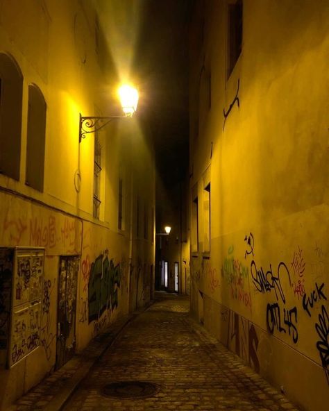 Yellow Tone Aesthetic, Yellow Light Aesthetic Dark, Street Smart Aesthetic, Yellow Night Aesthetic, Dark Yellow Aesthetic Grunge, Yellow Photography Aesthetic, Yellow City Aesthetic, Yellow Light Aesthetic, Yellow Street Light