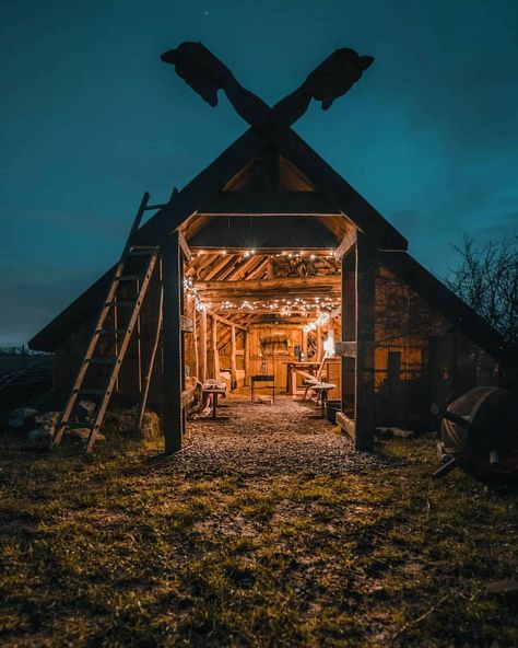 Viking Bedroom, Viking Lifestyle, Viking Ideas, Viking Hall, Viking Aesthetic, Nordic Architecture, Long Hall, Viking House, Viking Village