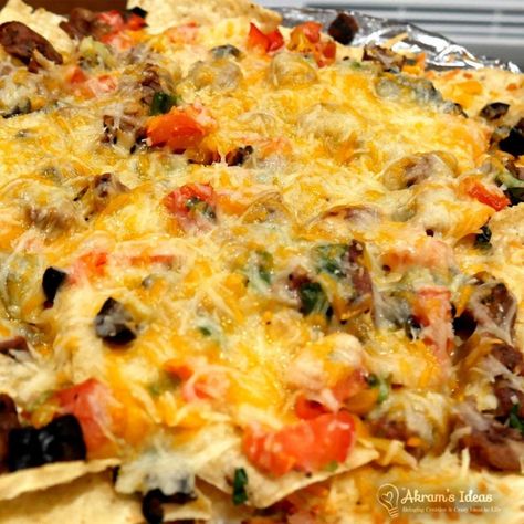 Fajita Nachos Recipe, Nachos At Home, Fajita Nachos, Chili Cheese Nachos, Mexican Fast Food, How To Make Nachos, Nachos Supreme, Fast Food Places, Olive Relish