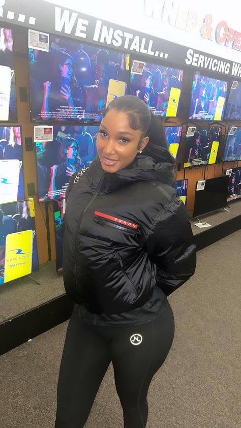 X Bernice Burgos, Girl Fits, My Job, Curly Hair Styles Naturally, Straight Hairstyles, Curly Hair Styles, Prada, Take That, Hair Styles