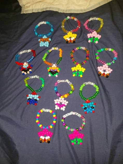 Spongebob kandi stars Star Kandi Pattern, Kandi Star Belt Chain, Kandi Bracelets Patterns How To Make, Shrek Kandi, Barbie Kandi, Kandi Star Ideas, Kandi Star Tutorial, Simple Kandi Ideas, Spongebob Kandi