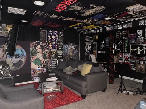 Cool Rooms Grunge, Heavy Metal Bedroom Ideas, Grunge Basement Bedroom, Punk Rock Home Interiors, Punk Rock Apartment, Mcr Room Ideas, Grunge Room Furniture, Olderbrothercore Room, Heavy Metal Room Ideas