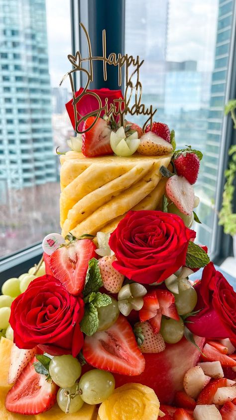 Edible Arrangements Birthday, Plateau Fruit, Watermelon Cakes, Brunch Charcuterie, Veggie Display, Birthday Cake Alternatives, Fruits Cake, Edible Fruit Arrangements, Fruit Birthday Cake