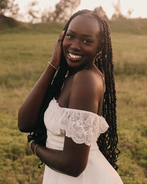 Natural beauty Fall Senior Pictures Black Woman, Senior Picture Natural Hairstyles, Field Photoshoot Black Women, Senior Picture Ideas Curly Hair, Senior Photos Curly Hair, Black Senior Pictures, Senior Picture Ideas Outside, Senior Picture Pose Ideas, Senior Photo Outfit Ideas