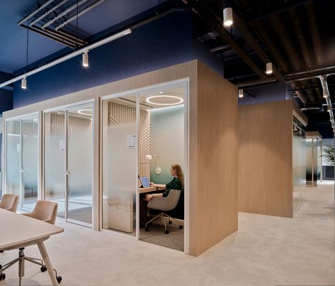 Small conference room Small Meeting Room Design, Small Conference Room Design, Workspace Office Design, Small Conference Room, Small Meeting Room, Cozy Workspace, Work Cafe, Clean Workspace, Corporate Style