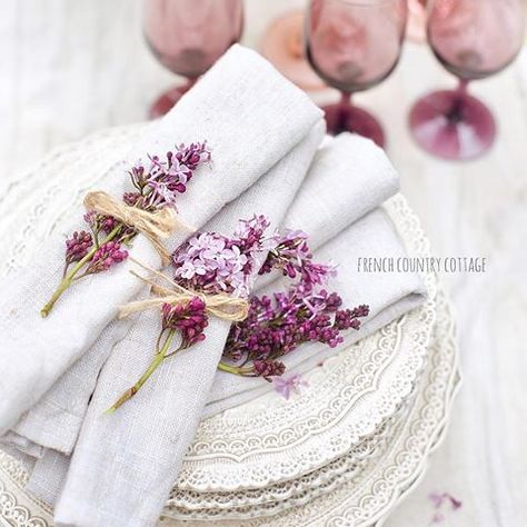 French Country Cottage (@frenchcountrycottage) • Instagram photos and videos Purple Table Settings, Romantic Table Setting, Fancy Table, Purple Table, Romantic Table, Romantic Homes, French Country Cottage, Lavender Wedding, Romantic Dinners