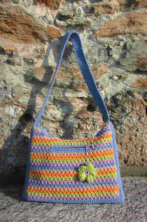 Ravelry: Borsetta Primavera by NT Maglia Crochet Shoulder Bag Pattern, Shoulder Bag Pattern, Crochet Sling Bag, Crochet Tote Pattern, Crochet Shoulder Bags, Crochet Shell Stitch, Shoulder Bags Pattern, Crochet Shoulder Bag, Crochet Daisy