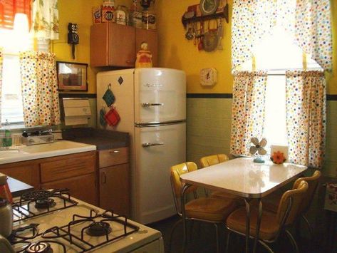 Pastel Kitchen, Grandmas Kitchen, Vintage Kitchens, Yellow Walls, Grandmas House, Retro Home Decor, Retro Home, Retro Kitchen, Cozy Home