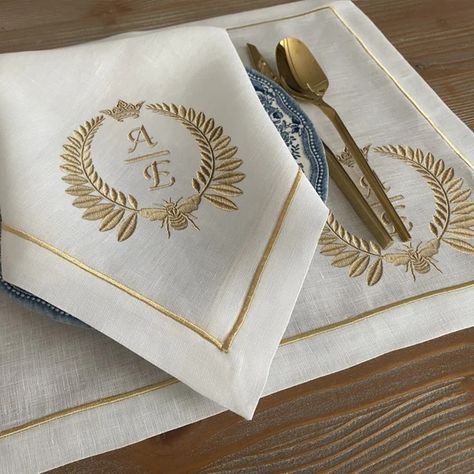 ArionEmbroidery - Etsy Luxury Napkin, Brighten Whites, Vintage Table Setting, Table Measurements, Monogrammed Napkins, Wedding Table Decor, Monogram Frame, Dining Accessories, Linen Set