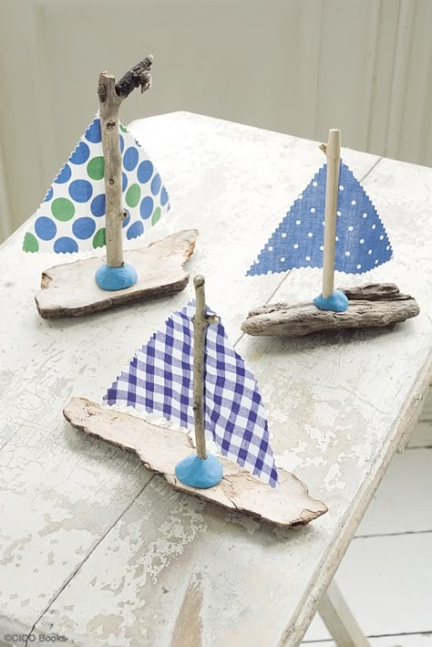 Diy Boat For Kids, Seaside Crafts For Kids, Boat Crafts For Kids, Eco Friendly Crafts, Seaside Activities, Driftwood Boats, Sailboat Craft, Playgroup Ideas, Green Crafts