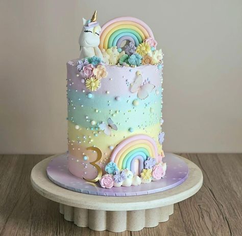 Rainbow Unicorn Cake Birthday Kids, Rainbow Color Cake, Unicorn Cake Design, Unicorn Birthday Party Cake, Pastel Rainbow Cake, Color Cake, Rainbow Unicorn Cake, Rainbows And Unicorns, Unicorns And Rainbows