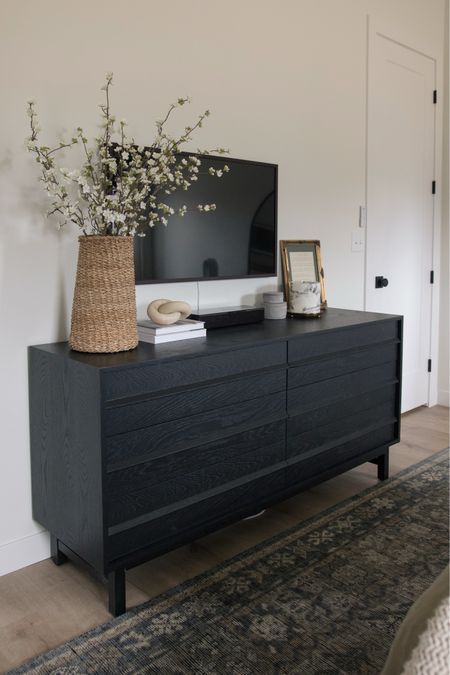 Master Dresser Decor, Black Dresser Decor, Wood Dresser Decor, Black Dresser Bedroom, Dresser Decor Bedroom, Modern Bedroom Dressers, Casa Interior, Black Dresser, Dresser Design