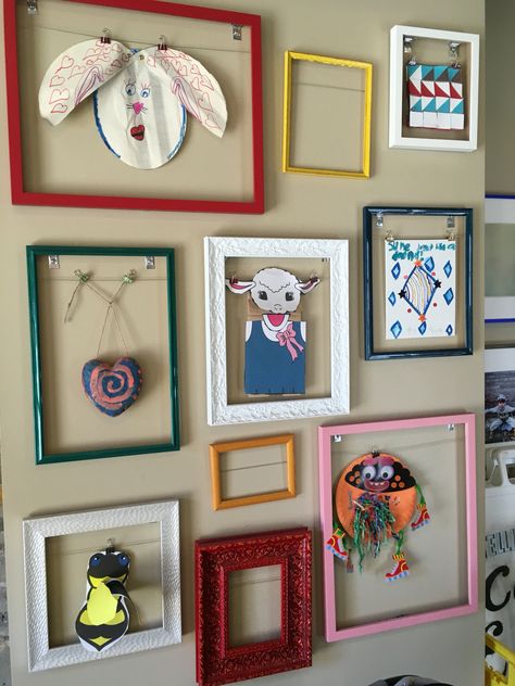 Picture Frame Art Display, Childs Art Display Ideas, Art Exhibition Decoration Ideas For School, Diy Art Display Kids, Kid Art Wall, How To Display Kids Artwork, Kids Art Wall Ideas, Preschool Art Wall, Kids Art Wall Display