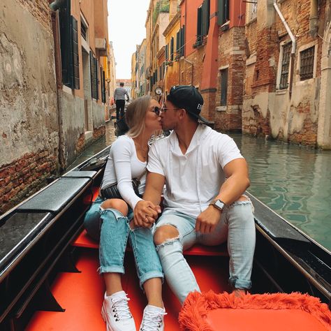 Venice Gondola Couple, Venice Couple Pictures, Venice Photo Ideas Couples, Venice Gondola Ride Pictures, Gondola Ride Outfit, Venice Boat, Gondola Venice, Venice Italy Gondola, Rome Photography