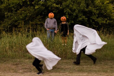 Mom And Me Halloween Photoshoot, Halloween Family Pictures Photo Shoot, Pumpkin Head Photo Shoot Family, Halloween Family Photoshoot Ideas, Spooky Family Photos, Ghost Pumpkin Photoshoot, Family Ghost Pictures, Ghost Photoshoot Kids, Halloween Photoshoot Family