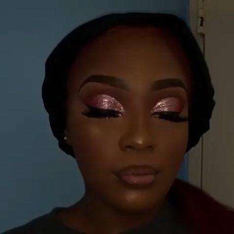 Ebony White on Instagram: “@makeupbypenda used our Halo rose gold pigment to create this look ! 🤩 Order yours now ! #jlaruecosmetics #morphegirl #blackgirlmakeup…” Rose Gold And Black Makeup, Black And Rose Gold Makeup, Rose Gold Makeup Looks Prom, Prom Makeup Rose Gold, Maquillage Rose Gold, Makeup For Rose Gold Dress, Rose Gold Prom Makeup, Pink And Gold Makeup Looks, Dusty Rose Makeup Look