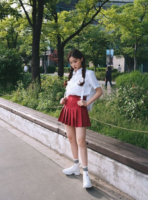 I love her red tennis skirt and she wears it so well. Red Tennis Skirt, Tennis Outfit Cute, Moda Ulzzang, Simple Braids, Tennis Skirt Outfits, Tennis Skirt Outfit, Pleated Tennis Skirt, Tennis Fashion, Red Fits